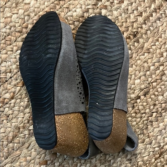 Mila Paoli Gray Wedge Shoes with Intricate Cutout Design - Picture 5 of 5